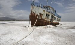 اثرات احتمالی خشکی دریاچه ارومیه بر روی ۱۵هزار نفر بررسی می شود