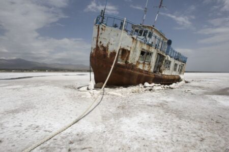 اثرات احتمالی خشکی دریاچه ارومیه بر روی ۱۵هزار نفر بررسی می شود