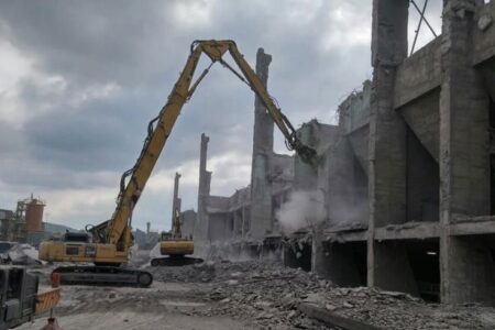 تخریب و قلع وقم ۱۲۶ مورد ساخت و ساز غیرمجاز در حریم جاده‌های آذربایجان غربی