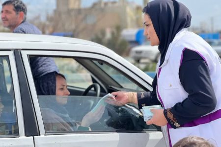 وزیع بروشور،تراکت و دفترچه یادداشت تبلیغاتی اورژانس اجتماعی پیرانشهر در بین مسافران نوروزی