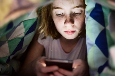 محققان: داشتن موبایل قبل از ۱۲ سالگی می‌تواند باعث افسردگی و چاقی در کودکان شود