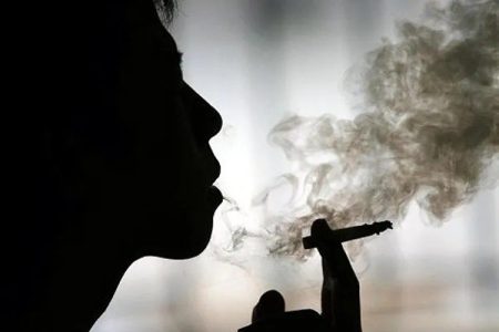 فروش سیگار به دانش‌آموزان و بی‌توجهی دستگاەها نظارتی به سلامت نسل آینده